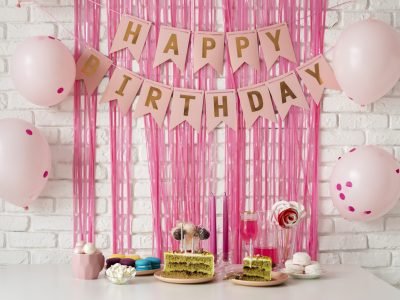 table-arrangement-birthday-event-with-cake-happy-birthday-banner